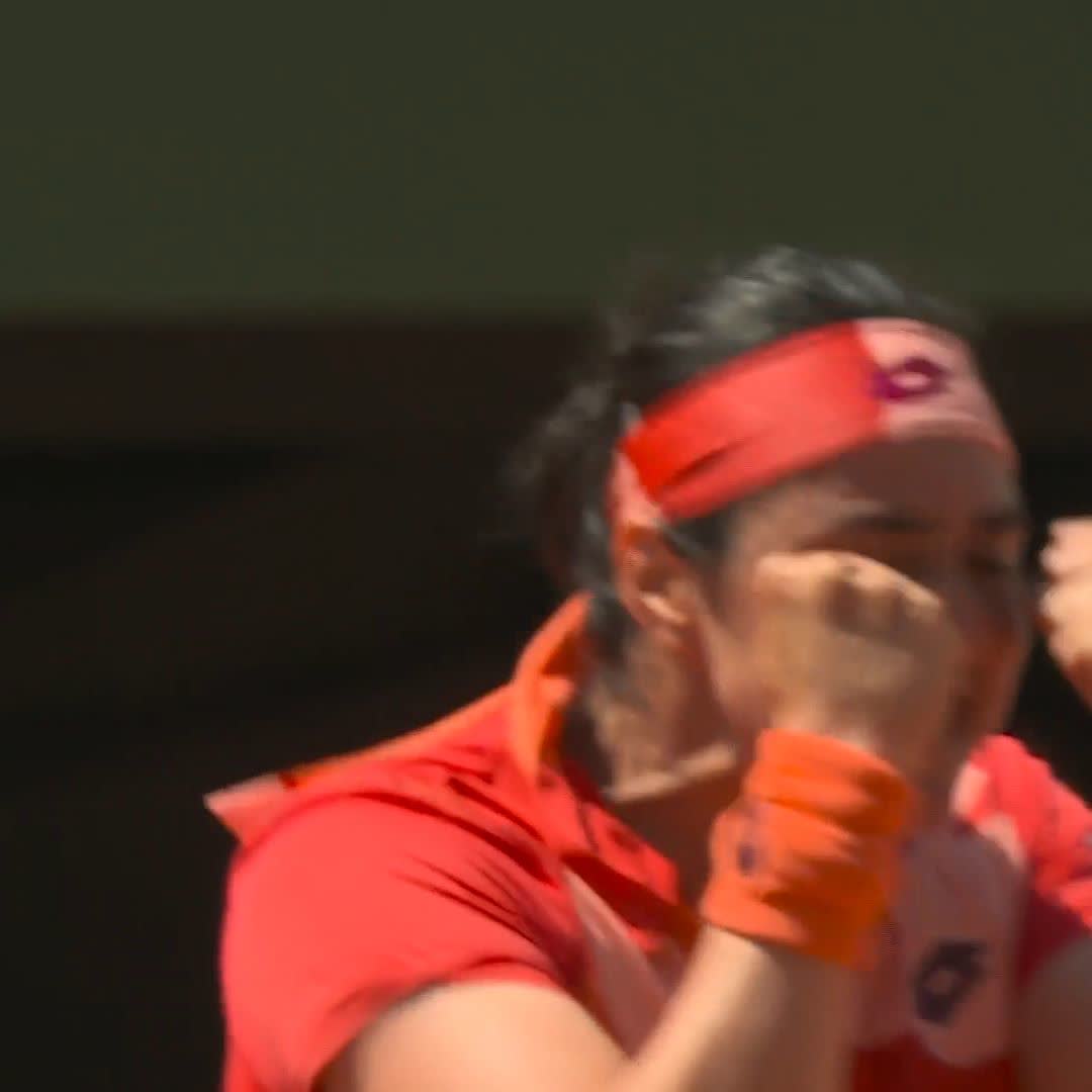 Quarterfinals bound in Paris for the first time 👏👏 Ons Jabeur cruises past Pera 6-3, 6-1. #RolandGarros