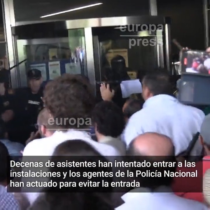 Ganaderos asaltan la Delegación Territorial de la Junta de Castilla y León en Salamanca con cargas policiales y altercados. Han intentado acceder con vallas y bastones con los que han golpeado los cristales y los agentes han tenido que intervenir