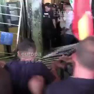 Violencia en #Salamanca. Los ganaderos asaltan la sede de la Junta de #CastillayLeón en la ciudad. Lo que no han dicho los medios, es que el consejero es un #fascista de VOX y los asaltantes sus votantes! Quieren mover el ganado con #Tuberculosis lo que es un delito. #Trumpismo