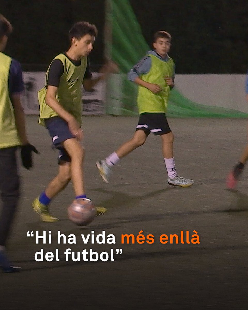 No només juguen a futbol. Els entrenadors de la Unió Esportiva Tancat van veure que alguns jugadors tenien dificultats amb els estudis i van posar diners de la seva butxaca per pagar-los classes de repàs. Van començar amb 3 nois. Ara ja en són 12 i tenen una subvenció
