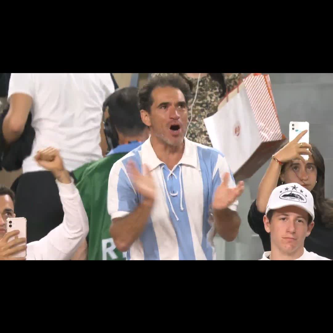 Que nadie despierte al pibe de La Plata Tomás Etcheverry está entre los 8 mejores de #RolandGarros 😱 🔝 Al borde del top 30 y contando Deposite su aliento aquí 👇🏻