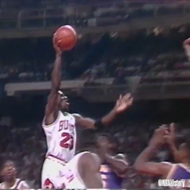 Neste dia, em 1991, Michael Jordan PAROU no ar! 🔥 Contra os Lakers, nas #NBAFinals, a LENDA dos Bulls trocou de mão e fez um dos lances mais ICÔNICOS na HISTÓRIA! 👀