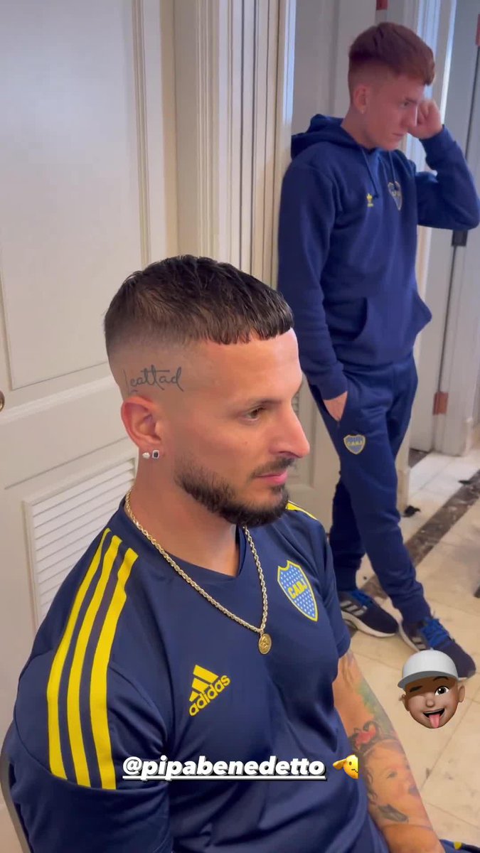 NUEVO LOOK PARA EL PIPA. Benedetto metió un retoque de cara al encuentro ante Colo-Colo por la #Libertadores. El Colo Barco de fondo... ¿Será el próximo? 📹 IG/dany_ale_32