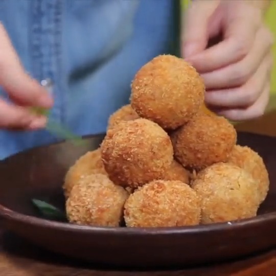 Pecinta tempe wajib banget cobain jajanan yang satu ini. Selain mudah dibuat, tempe juga memiliki banyak manfaat penting untuk kesehatan loh! Resep lengkap klik: