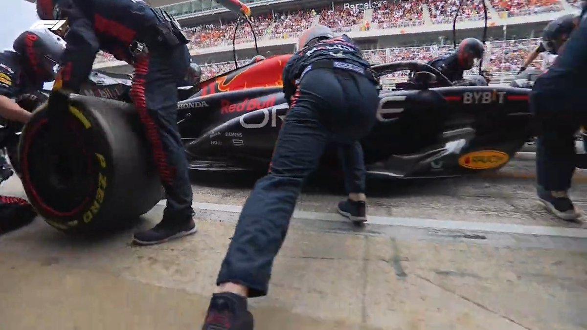 Gone in 2.07 seconds! ⏱️😮 The Oracle Red Bull Racing pit crew took the DHL_Motorsports Fastest Pit Stop Award in Barcelona 👏 >> #SpanishGP #MomentsThatDeliver