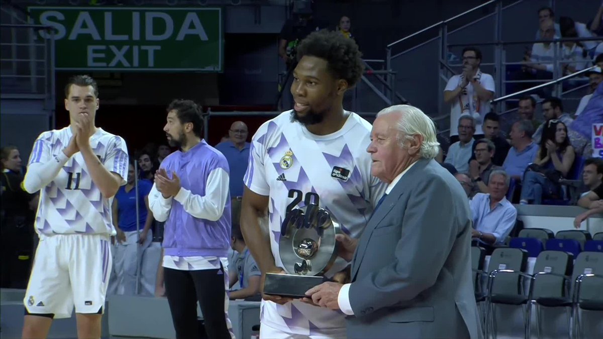 ¡Guerschon Yabusele recibe el #MVPMovistar del mes de mayo, a manos de la leyenda madridista Emiliano Rodríguez! 📺 Vamos | Movistar España #PlayoffLigaEndesa #ListosParaRomperla
