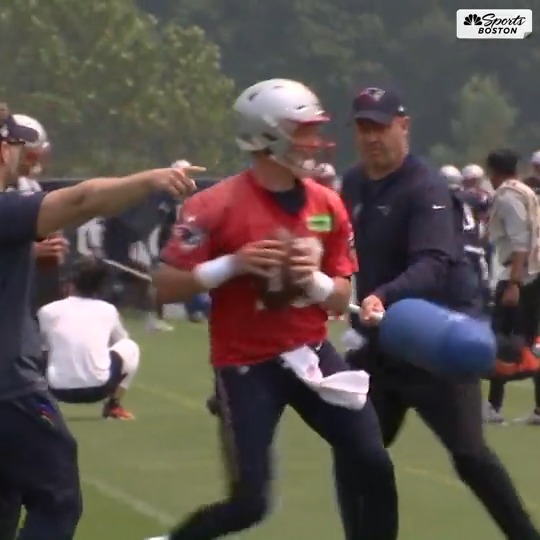 Video: #Patriots QB Mac Jones getting attacked by new OC Bill O'Brien with padded sticks while he throws at practice. (🎥 The Camera Guys)