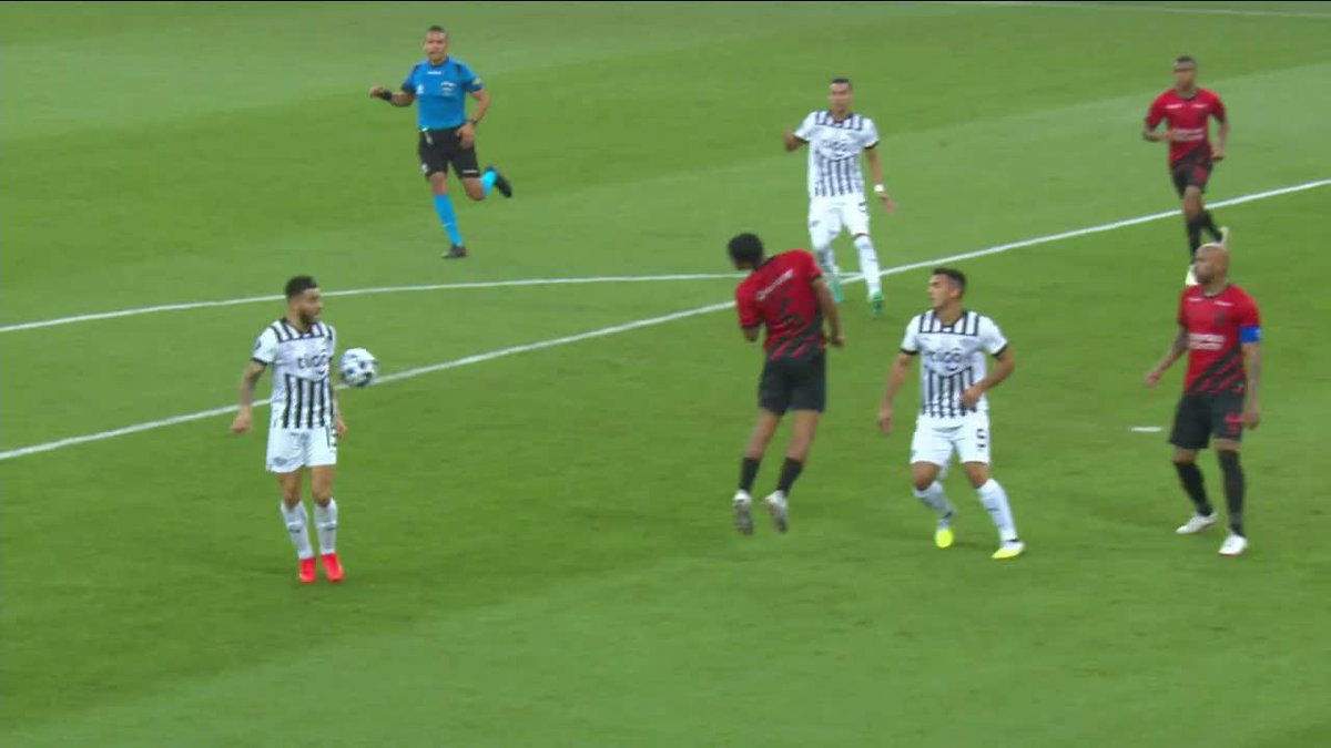 ¡GOLAZO Y POLÉMICA! El VAR anuló esta maravilla de Tito Villalba sobre la hora vs. Paranaense. ¿Qué te parece? 📺 Mirá la CONMEBOL #Libertadores por #StarPlusLA
