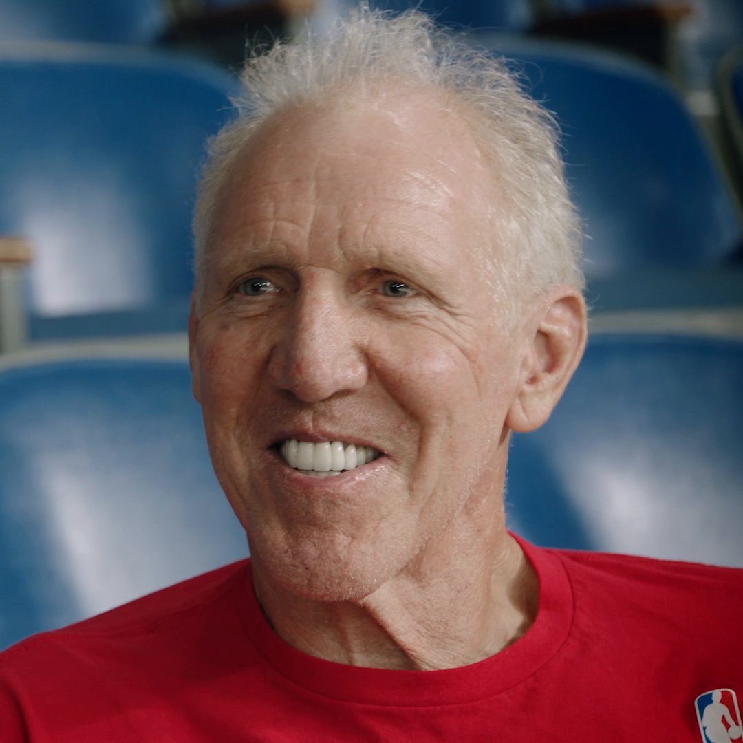 During the 1974 NBA draft, Bill Walton was backpacking across the country 🎒 He didn't know he was drafted first overall until a grocery store worker told him 😅