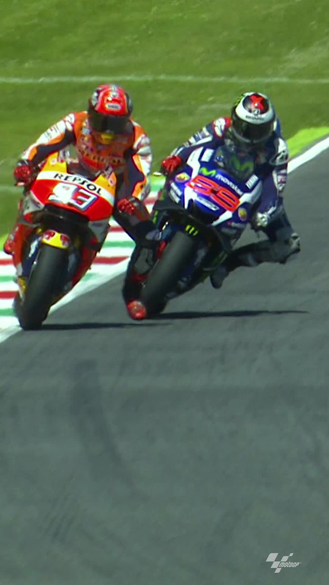 Remember when a Yamaha dragged a Honda to the line? 🤯 Jorge Lorenzo 💨 Marc Márquez #ItalianGP 🇮🇹