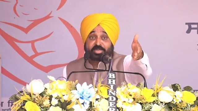 ਗੱਲ ਕਰਨੀ ਹੈ ਤਾਂ ਪੰਜਾਬ ਦੇ ਮੁੱਦਿਆਂ ‘ਤੇ ਕਰੋ…ਆਓ ਸਾਰੇ ਇਕੱਠੇ ਹੋਕੇ ਮੇਰੇ ਕੋਲ…ਗੱਲ ਕਰਦੇ ਹਾਂ ਪੰਜਾਬ ਦੇ ਮਸਲਿਆਂ ਦੀ…ਵਿਆਹ ਕਰਵਾਉਣੇ ਜਾਂ ਹੋਰ ਮੋਬਾਈਲ ਵਾਲਾ ਇਹ ਕੋਈ ਮੁੱਦੇ ਨੇ…ਸਾਨੂੰ ਬੋਲਣ ਤੋਂ ਪਹਿਲਾਂ ਆਪਣਾ ਪੀੜ੍ਹੀ ਥੱਲੇ ਸੋਟਾ ਫੇਰੋ.. ਥੋਡੇ ‘ਚੋਂ ਕਿਸ ਨੇ ਕਿੰਨੇ ਵਿਆਹ ਕਰਵਾਏ ਇਹ ਵੀ ਦੱਸੋ ਲੋਕਾਂ ਨੂੰ..