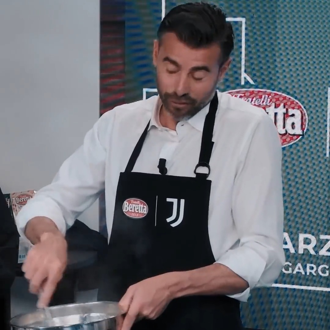 Insuperabile in campo, travolgente in cucina: scopri la ricetta da campioni di #AndreaBarzagli e #ChefBubu con i prodotti #Beretta Guarda il video ⤵️ #SfidaPerfetta #VinceBeretta