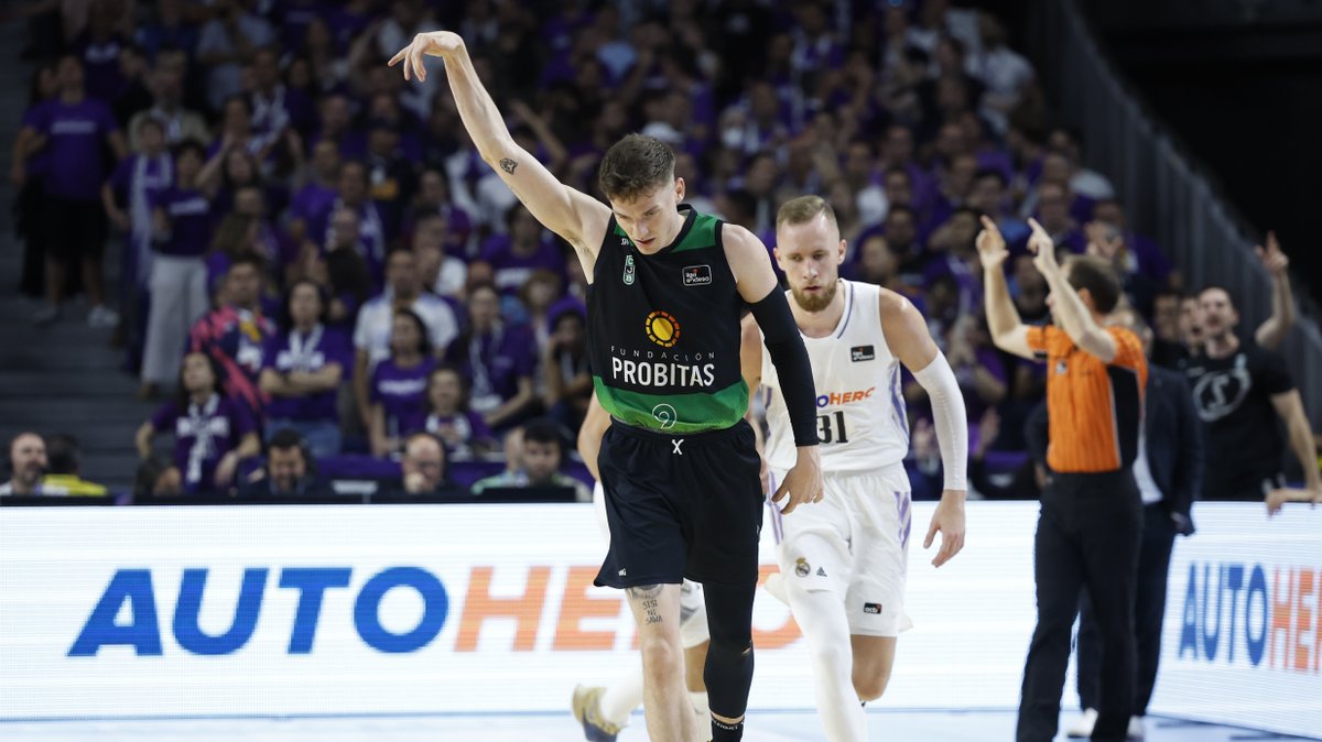 ๐ฌ He visto ๐๐๐จ๐ฉ๐ค๐ง๐๐๐จ ๐๐ ๐๐ข๐ค๐ง en Netflix Espaรฑa muuuuuucho menos idรญlicas que la de Kyle J Guy con el triple en este #PlayoffLigaEndesa. Tres partidos... 2โฃ1โฃ ๐ง๐ฅ๐๐ฃ๐๐๐ฆ. Revive, a fuego lento, todos y cada uno de ellos. #PlayoffLigaEndesa | Club Joventut Badalona