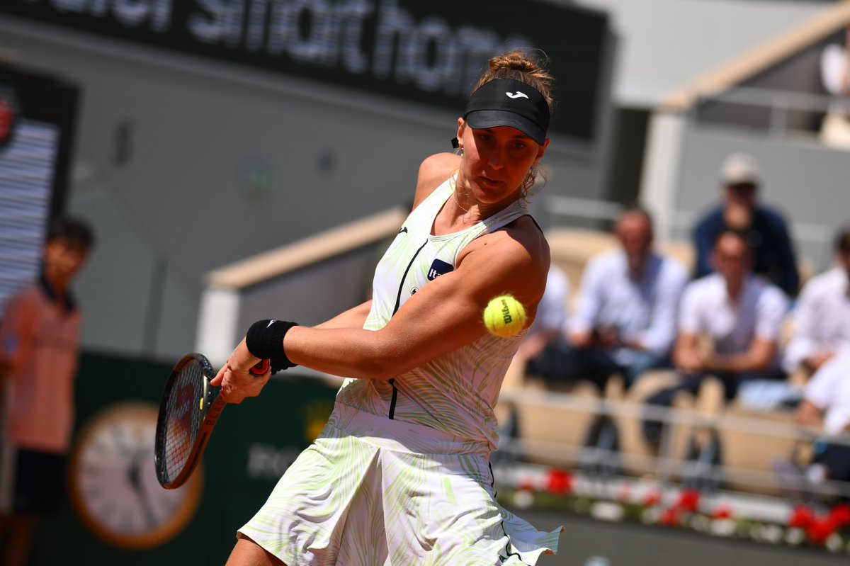 Haddad Maia continues to rewrite history ✨🇧🇷 She becomes the first Brazilian woman to reach the #RolandGarros semifinals in the Open Era after her 3-6, 7-6(5), 6-1 win against Jabeur. Watch the highlights 👇