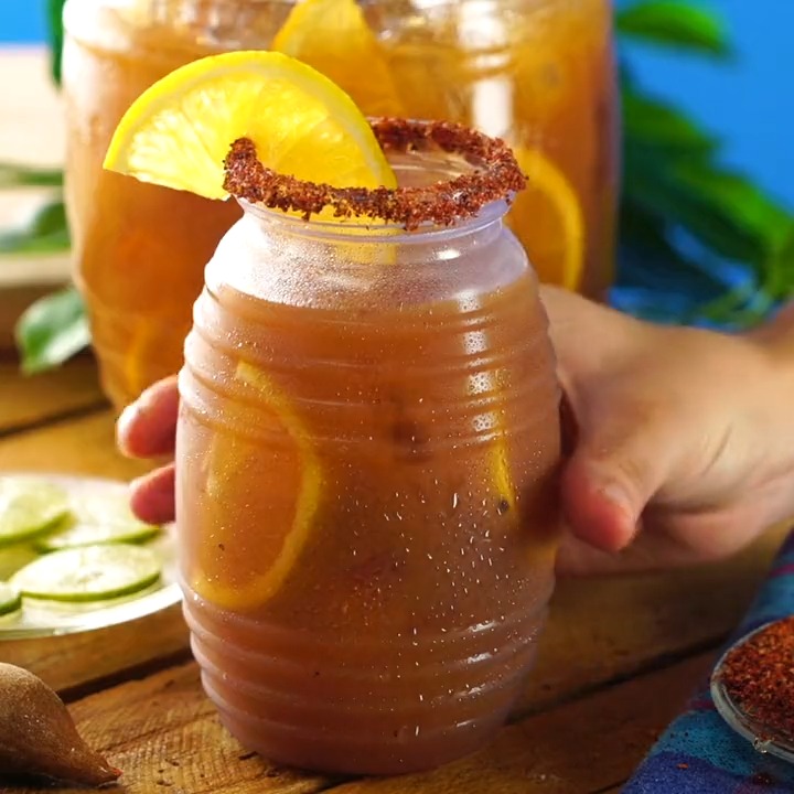 Refréscate con esta agua fresca de tamarindo, ¡combina muy bien con todos tus platillos! Receta 👉