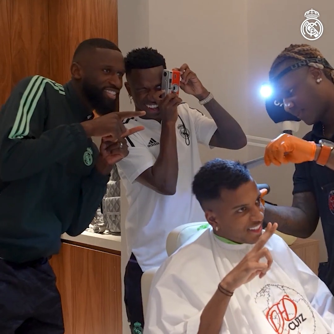 💈💇‍♂️ ¡Estáis en buenas manos! 🆕 ¡‘BEHIND THE CHAMPIONS’, disponible en exclusiva para #Madridistas Premium en #RMPlay! 👉