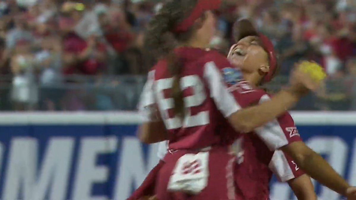 Don't 👏 run 👏 on 👏 Jayda Coleman 👏 #WCWS x 🎥 ESPN / Oklahoma Softball