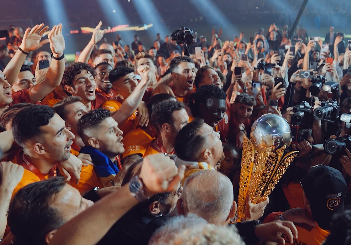 🎶 Hiçbir şeye değişilmez senin sevgin bu dünyada… 💛❤️ #ŞampiyonGalatasaray
