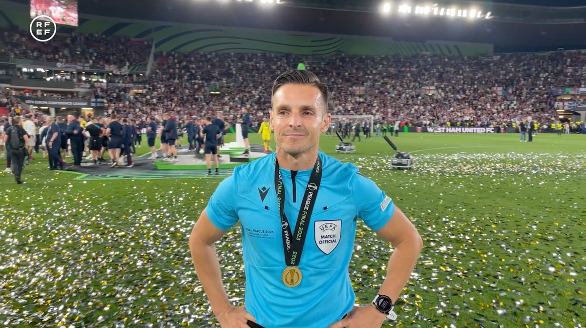 🤗 Del Cerro Grande: "Acabar con una final es poner el broche de oro a mi carrera". Acompañamos al colegiado español en su última y emocionante semana en el arbitraje profesional ➡️ "Sin mi familia no podría haber llegado hasta aquí". 🔗 #ArbitrajeRFEF