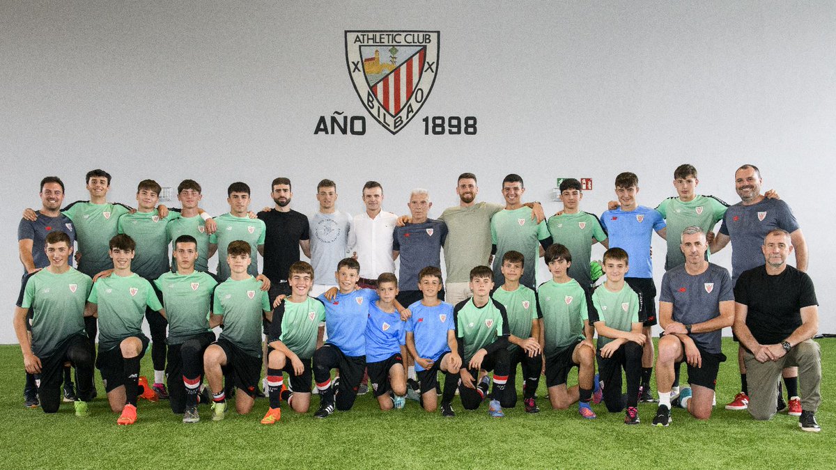 🧤 La despedida del maestro de maestros. Tras 55 años ligado al fútbol, especialmente a la portería del Athletic Club y a su formación, Pello Agirreoa cuelga definitivamente los guantes. ❤️ Ayer recibió el cariño de sus compañeros y alumnos en Lezama. #AthleticClub 🦁