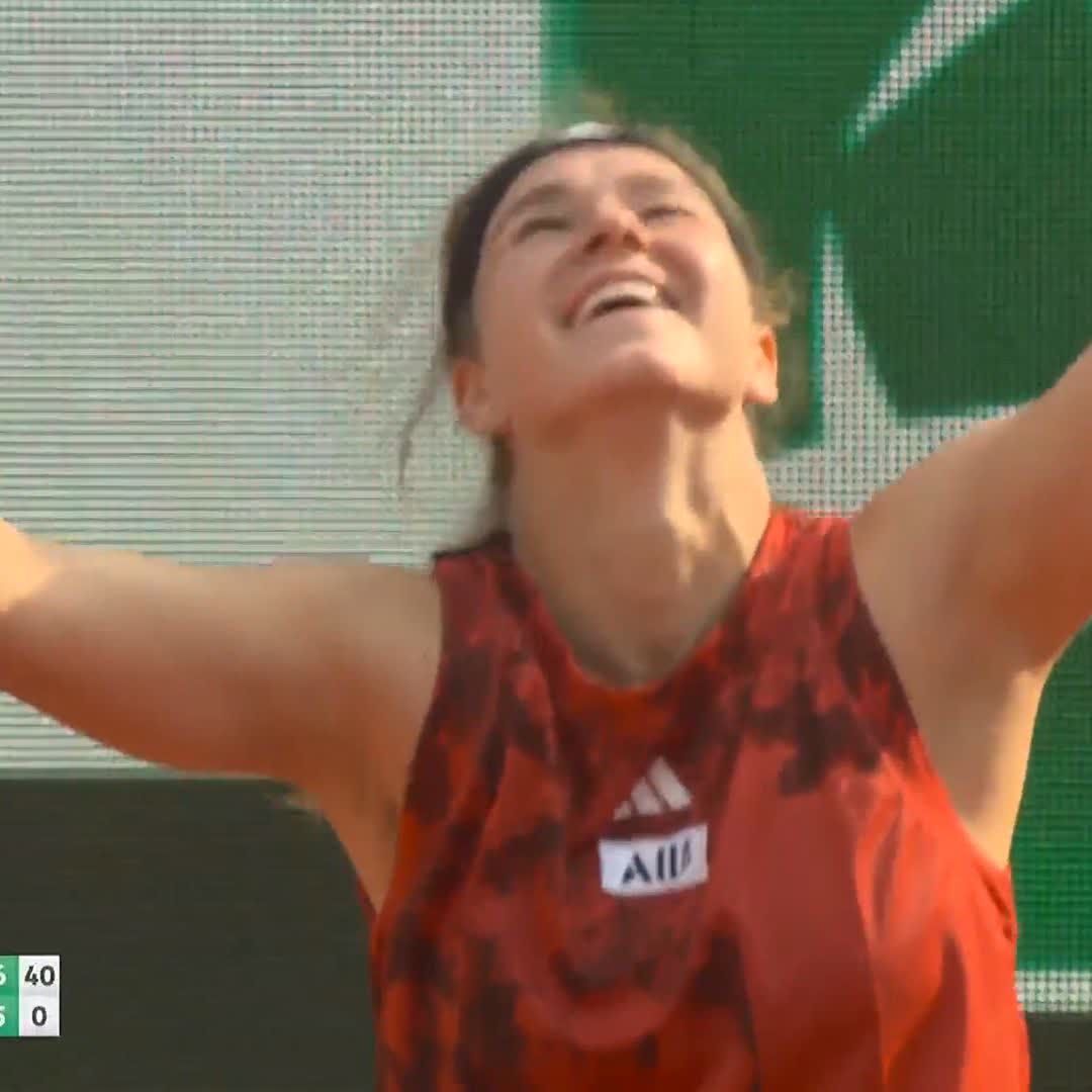 Keeping us guessing until the very end 😮 After the tightest of battles, it’s Karolina Muchova who prevails against world No.2 Sabalenka 7-6(5), 6-7(5), 7-5 to make her first Grand Slam final. #RolandGarros