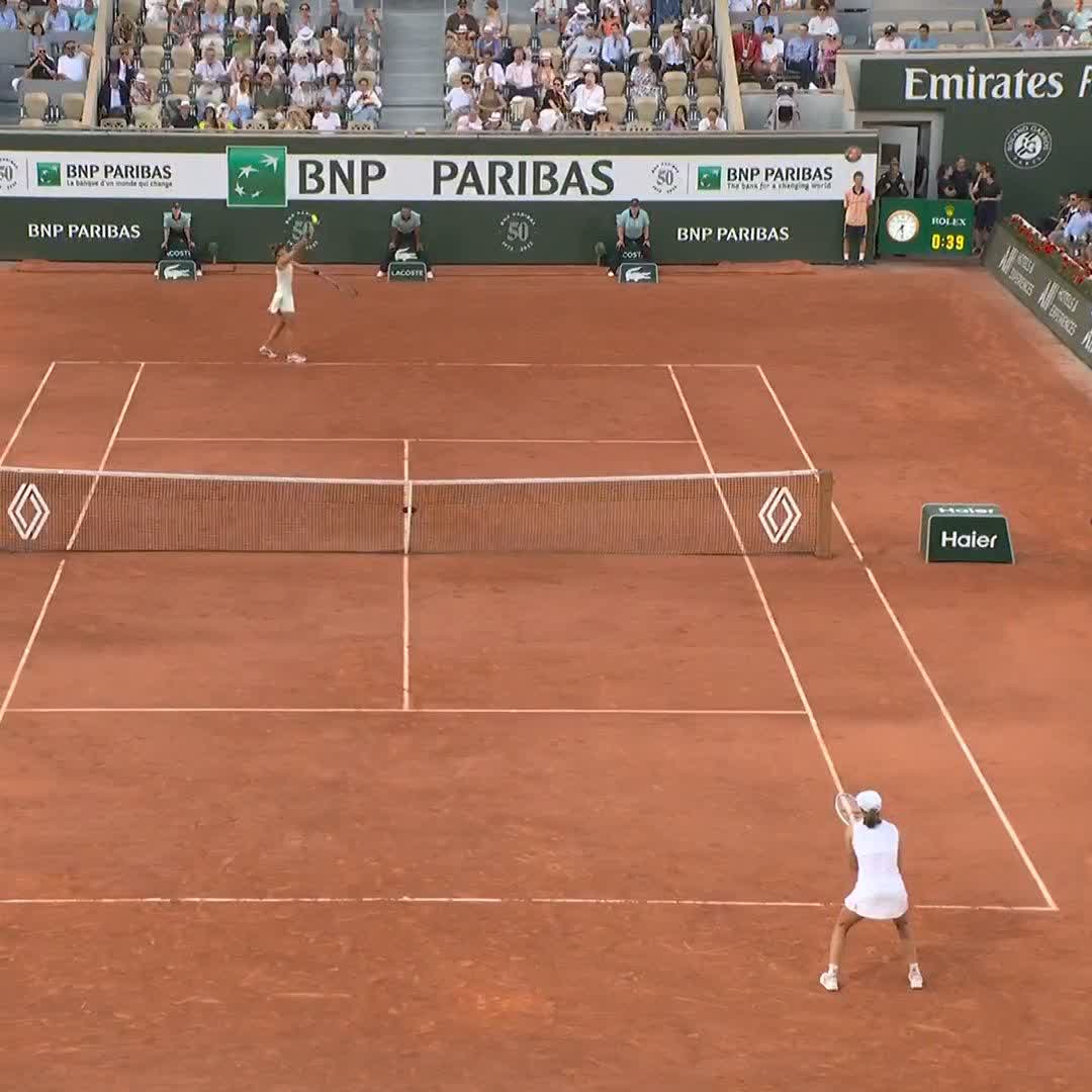 Four games in a row to clinch the opener ✊ Iga Świątek takes it over Haddad Maia, 6-2! #RolandGarros
