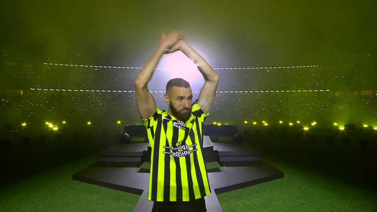 🇫🇷🏟️ Karim Benzema, unveiled infront of 60,000 Al Ittihad supporters! He'll wear the no.9 shirt out in Saudi Arabia.