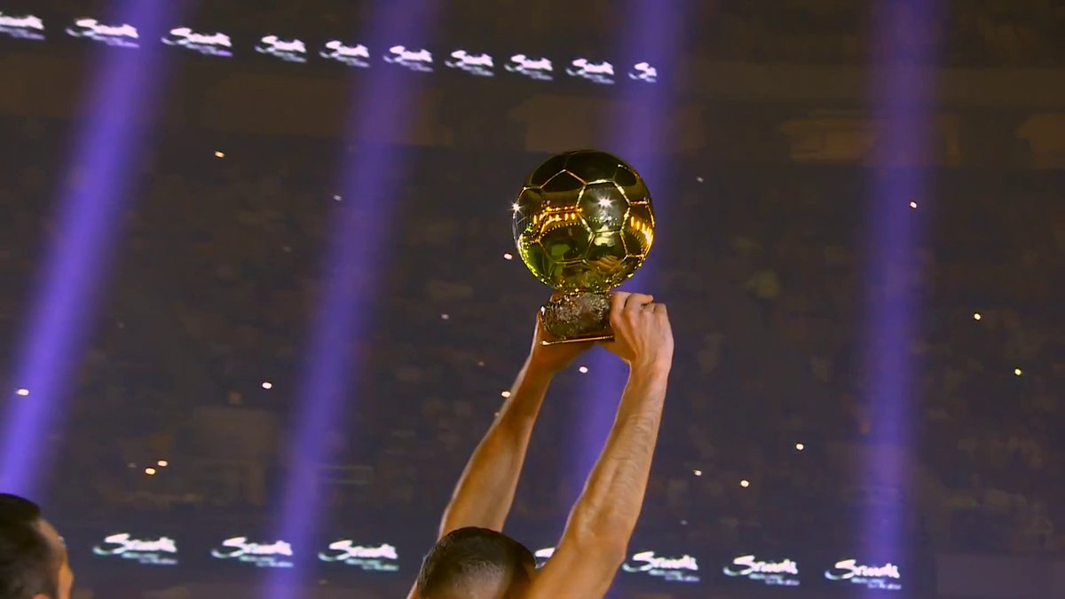 Karim Benzema présente son Ballon d'Or à ses nouveaux supporters. 🟡⚫️ 🎥 SSC