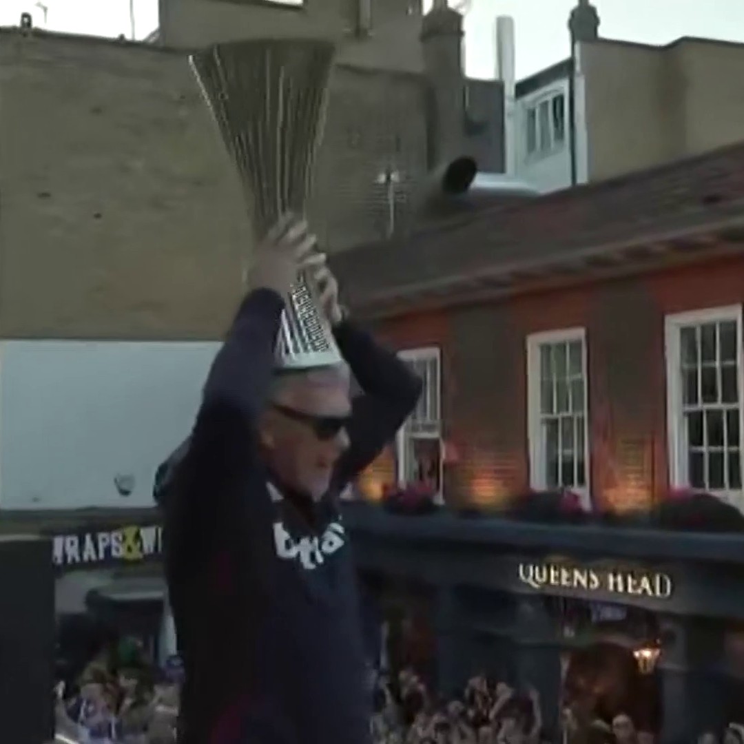David Moyes is having the time of his life on the bus parade 😎🎉