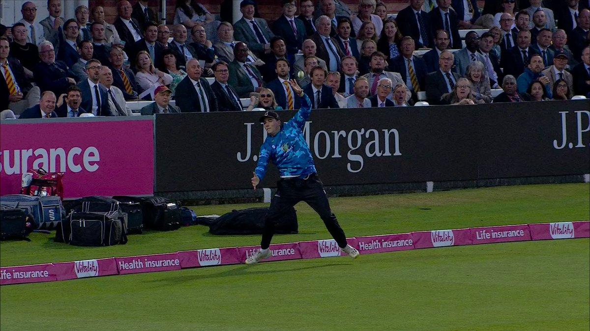 "That is SENSATIONAL!" 😍 Sussex' James Coles showed off his juggling skills to catch Jack Davies on the boundary in Sussex's four-run win over Middlesex in the T20 Blast 🏏