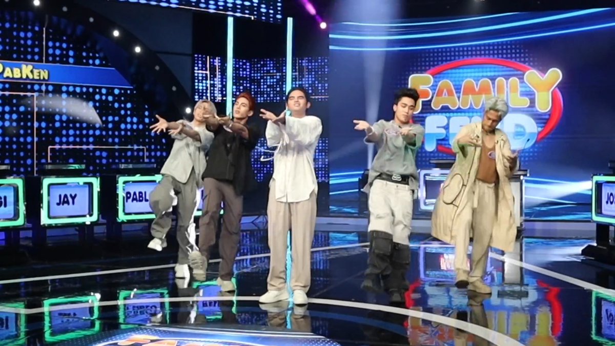 #FamilyFeudPH #Exclusive: Sa season finale episode, isang espesyal na grupo ang maglalaban sa hulaan ng top survey answers. Humanda sa pagalingan sa sayawan at pautakan ng #SB19, mamayang 5:40 Pm sa GMA! Para sa ibang updates, bumisita sa
