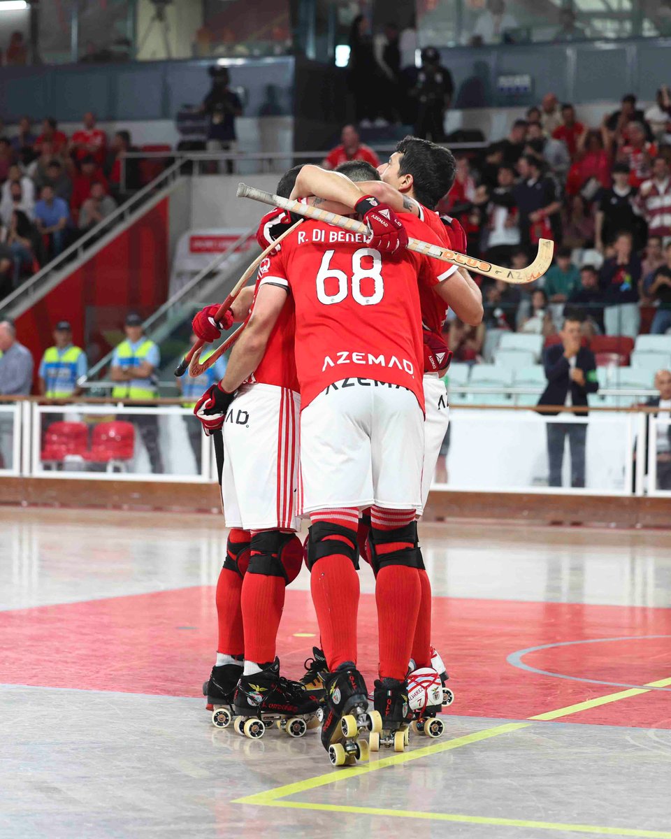 🎥🏑 A 𝗲𝗻𝘁𝗿𝗮𝗱𝗮 𝗮 𝘃𝗲𝗻𝗰𝗲𝗿 do #HóqueiBenfica na final do play-off do Campeonato Nacional, frente ao Sporting CP! #SóHáUmBenfica • #KellyServices #GTC #Laso #Azemad adidas