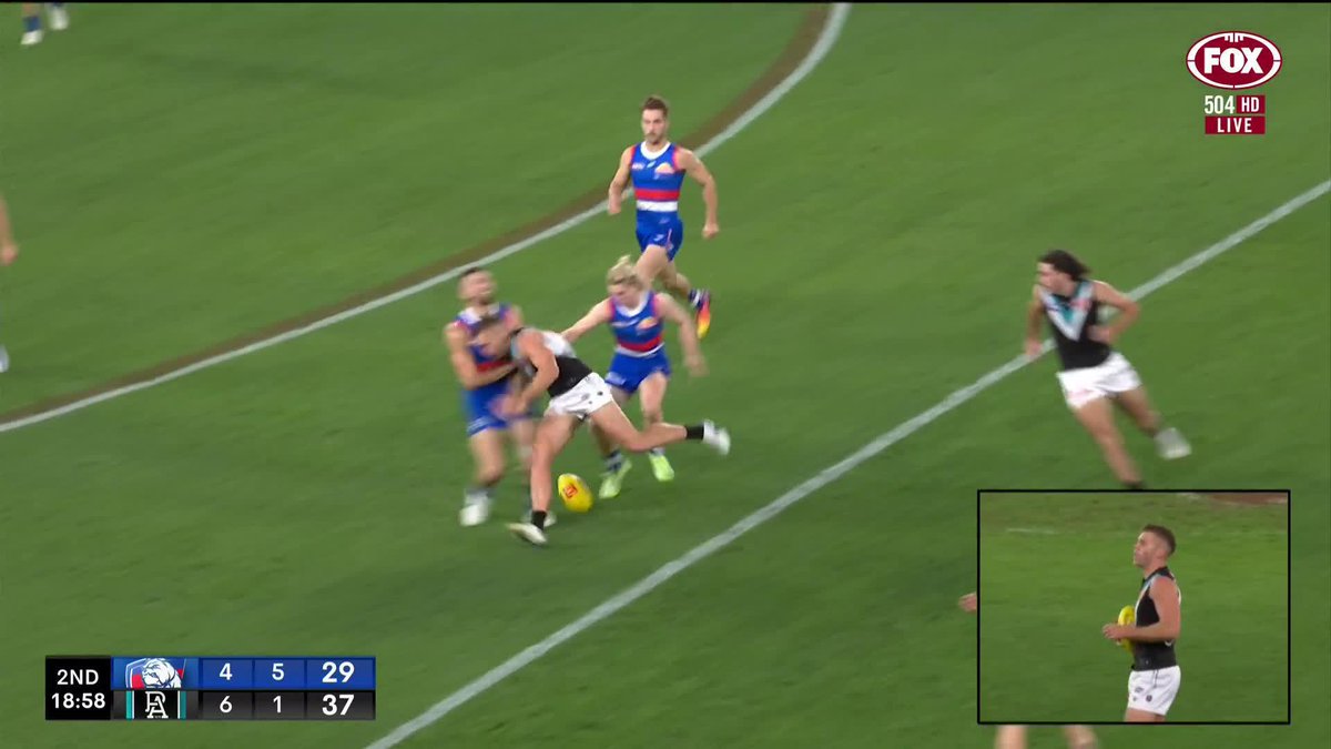 Bontempelli with a big collision with Houston and collects him high. Anything to worry about here? 📺 Watch #AFLDogsPower on ch. 504 or stream on Kayo: ✍️ BLOG 🔢 MATCH CENTRE