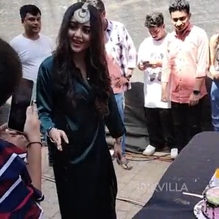 #TejasswiPrakash gets a cute surprise from Paps and her fans on the set of #Naagin6 ahead of her birthday😍❤️🌟 #Tejatroops #Tejran #Tejranforever