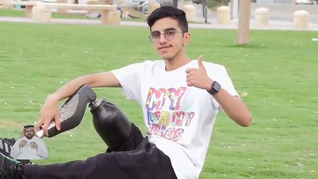 رسم لوحة من الإرادة والإصرار على تحقيق الأهداف .. #الطالب علي الناصر تخطى إصابته بالسرطان وبتر ساقه التي كانت عائقاً له لممارسة #كرة_القدم، ليتحول لرياضة الجري بالأطراف الصناعية ويحقق المركز الثاني آسيوياً مع محافظته على تفوقه الدراسي #عين_التعليم