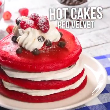 Estos hot cakes red velvet con betún de queso crema te va a encantar, ¡son fáciles y prácticos! Receta 👉