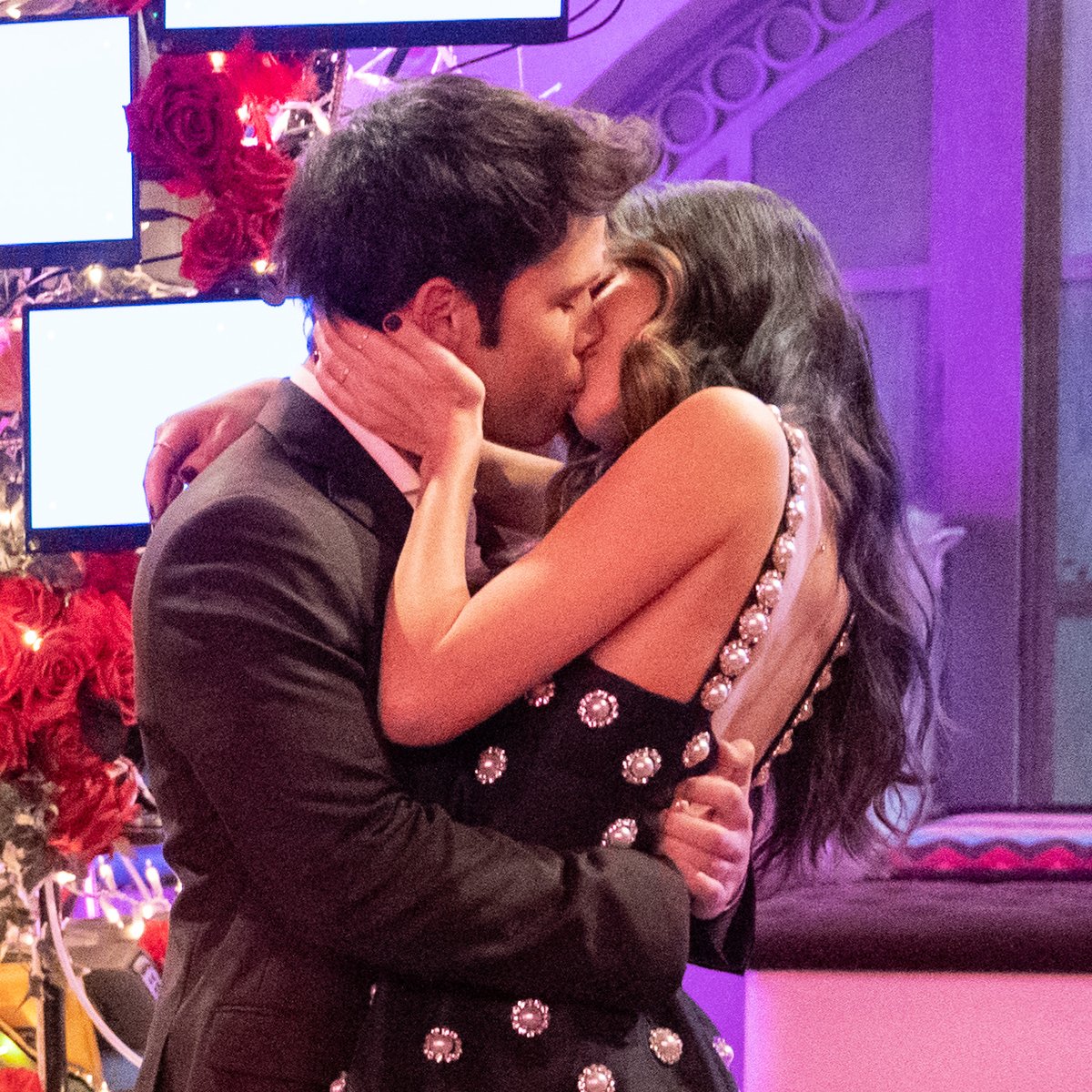 *internally and externally screaming* Stream the new #iCarly on #ParamountPlus