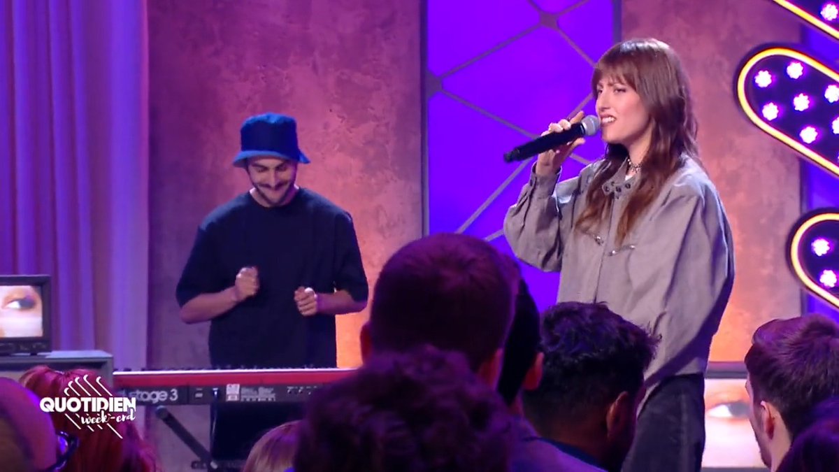 Ehla, sœur de Clara Luciani, vient de sortir son premier album. La chanteuse interprète son titre « L’angle mort » sur la scène de #Quotidien 🎶