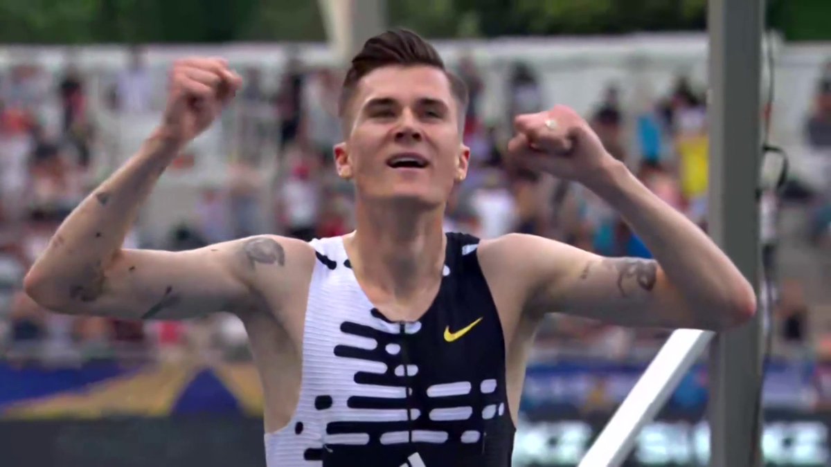A signature performance ✍️ Olympic 1500m champ Jakob Ingebrigtsen drops an amazing 7:54.10 2-mile to break Daniel Komen’s 1997 world record by 4+ seconds. The Norwegian great, 4 years younger than the record he broke, unofficially split 4:00.3-3:53.8.