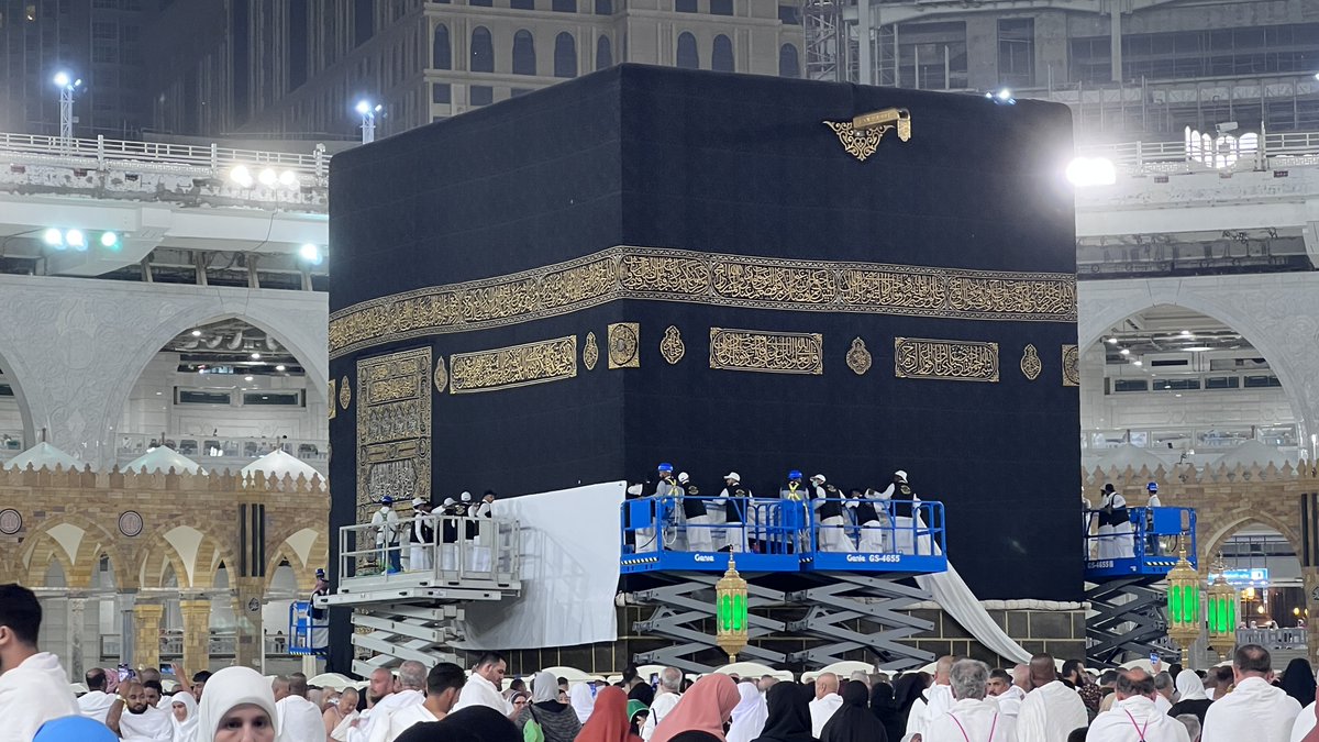 ﴿وَإِذ جَعَلنَا البَيتَ مَثابَةً لِلنّاسِ وَأَمنًا﴾ 🕋 مشاهد من رفع كسوة الكعبة المشرفة تزامنًا مع موسم الحج ١٤٤٤ هـ