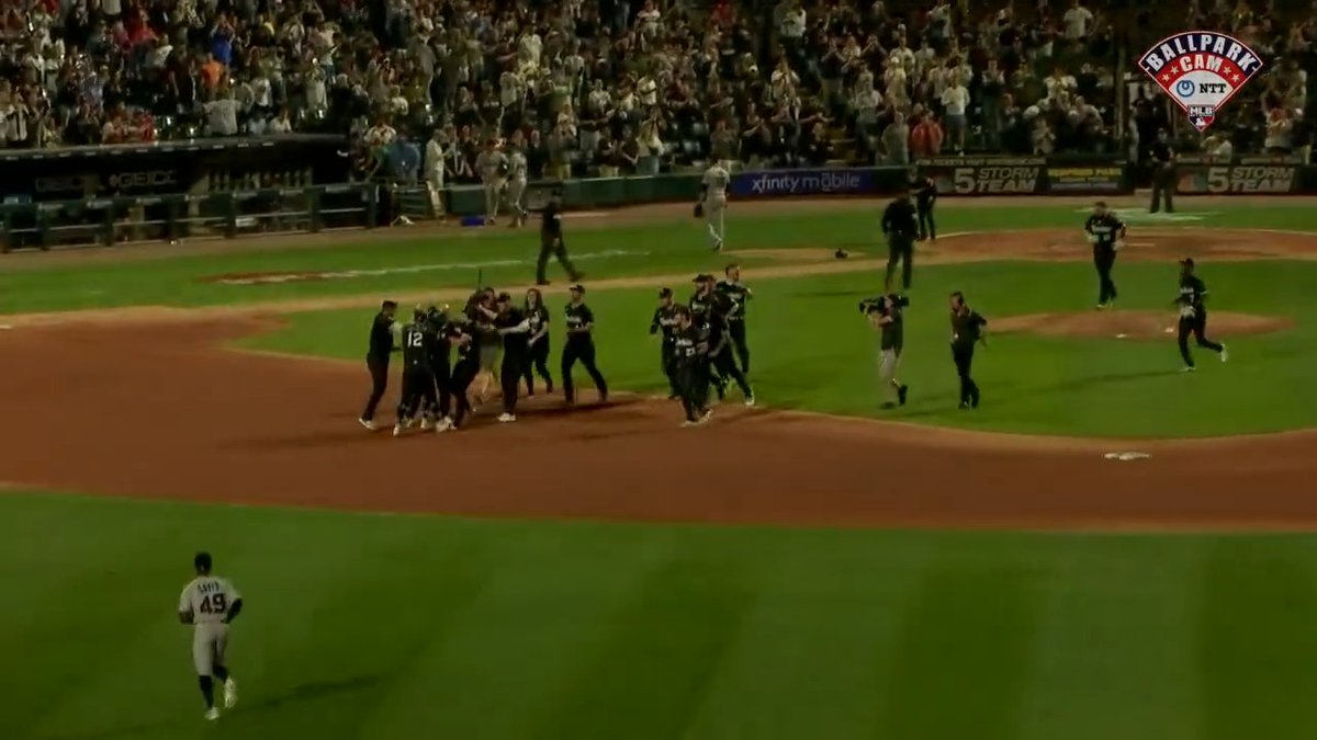 This camera angle/perspective is so cool. Man this fanbase deserves a good team.