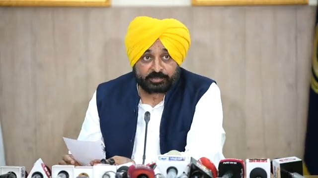 14,239 ਕੱਚੇ ਅਧਿਆਪਕਾਂ ਨੂੰ ਅਸੀਂ ਪੱਕੇ ਕਰਨ ‘ਤੇ ਅੱਜ ਕੈਬਨਿਟ ਦੀ ਮੋਹਰ ਲਗਾਈ ਹੈ…ਪਿਛਲੀਆਂ ਸਰਕਾਰਾਂ ਨੇ ਕੱਚੇ ਅਧਿਆਪਕਾਂ ਨੂੰ ਲਵਾਰਿਸ ਛੱਡਿਆ ਹੋਇਆ ਸੀ…ਕੱਚੇ ਅਧਿਆਪਕਾਂ ਨੂੰ ਪੱਕੇ ਕਰਕੇ ਉਹਨਾਂ ਨੂੰ ਪੂਰੀਆਂ ਸਹੂਲਤਾਂ ਦਿੱਤੀਆਂ ਜਾਣਗੀਆਂ…