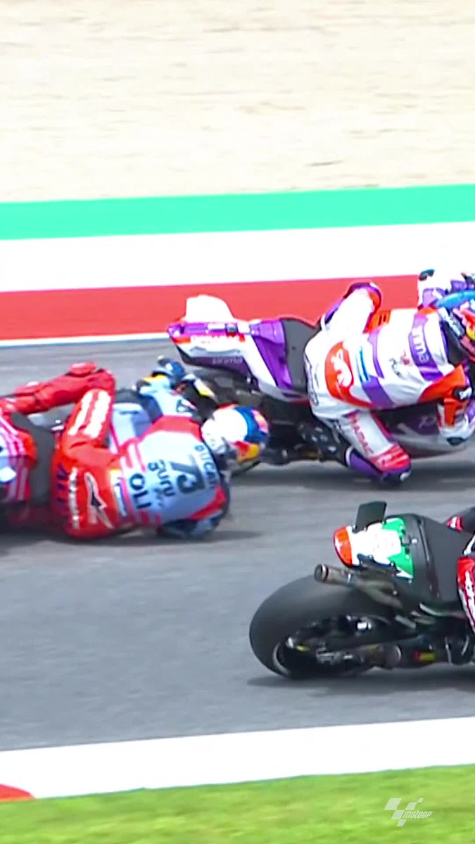 Drama at the very first corner! 😮 Brad Binder and Alex Márquez made contact resulting in a long lap penalty for the South African! 🔄 #TissotSprint | #ItalianGP 🇮🇹