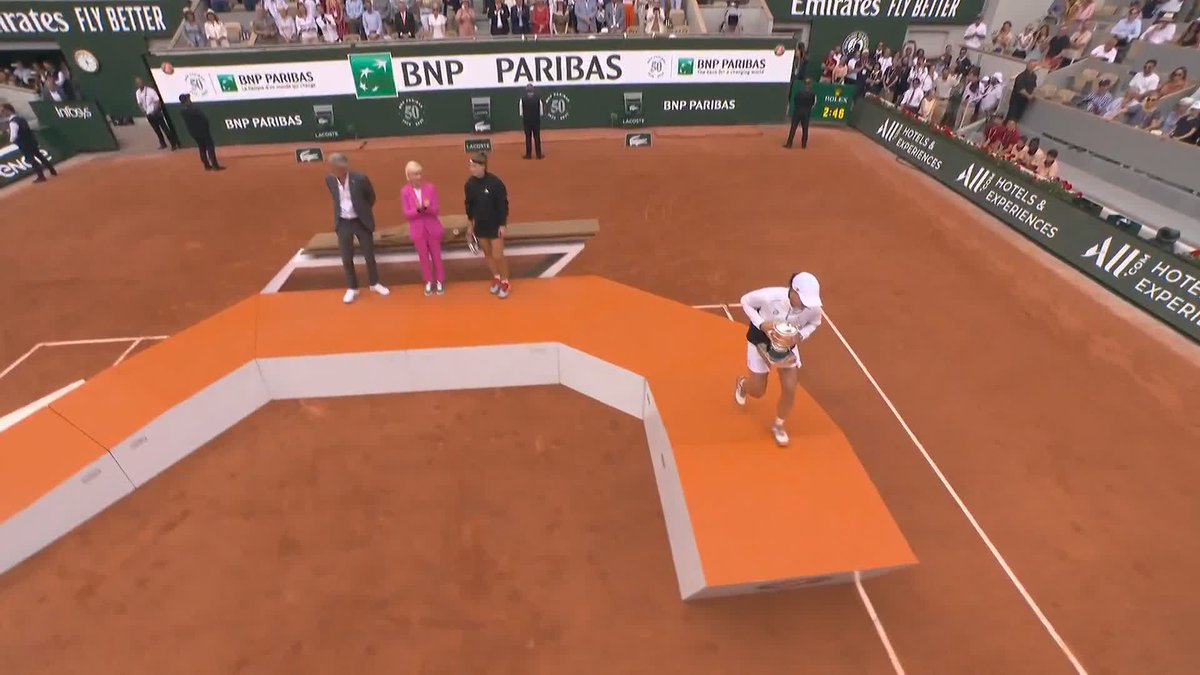 Hat's off, champ 🤭 #RolandGarros | Iga Świątek