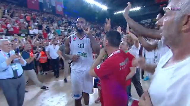🎤 Pınar Karşıyaka tribünleri, Vitto Brown ile düet halinde! #BSL 🎶 "Kim bakar ardına..."