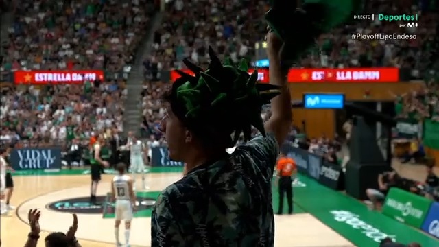 Primera falta de Tavares. El pabellón lo celebra con ironía, Tavares sonríe. #PlayoffLigaEndesa