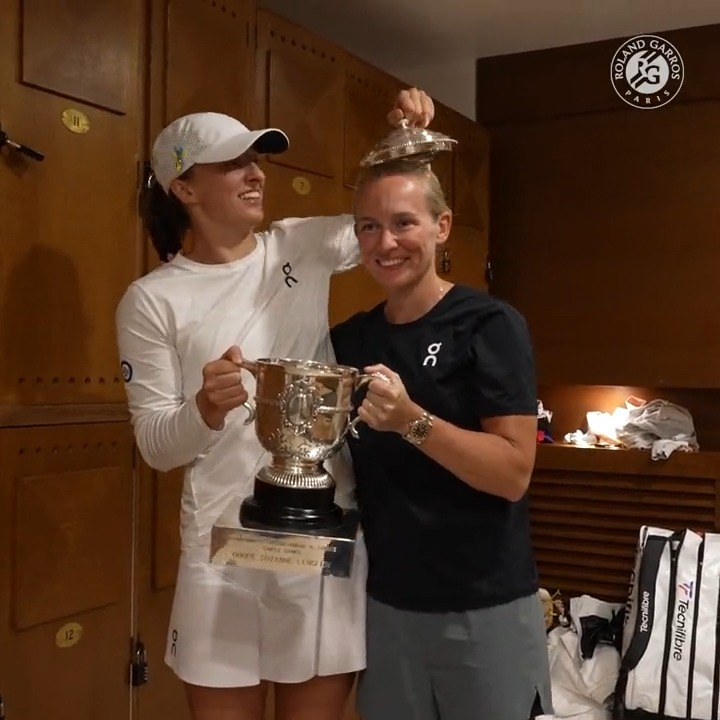Locker room fun 🤭 #RolandGarros | Iga Świątek