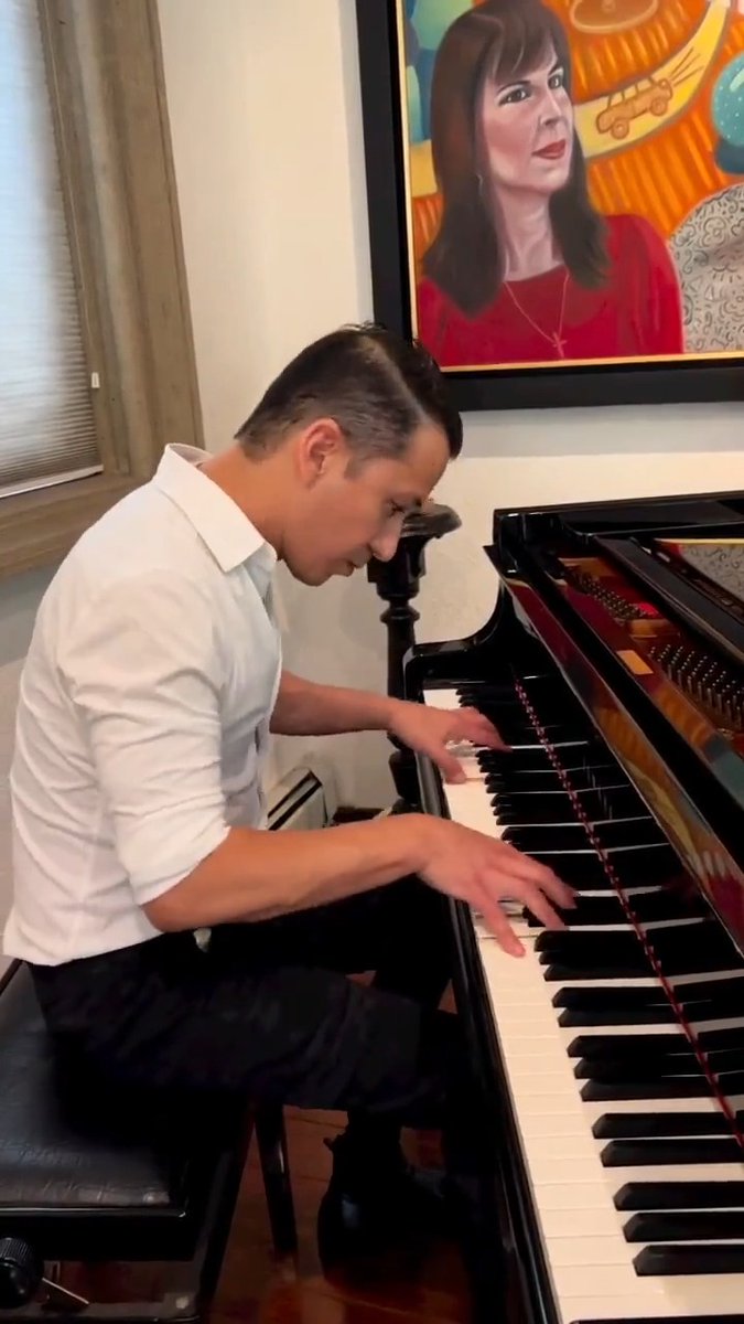 El Maestro Alejandro Vela es un orgullo para México 🇲🇽 🎼 Tuve el honor de conocerlo y grabé su extraordinaria interpretación de la Quinta de Beethoven. Su talento arranca el corazón e inunda el alma 🥹 ¡Bravo Maestro! Ovación de pie 👏👏👏