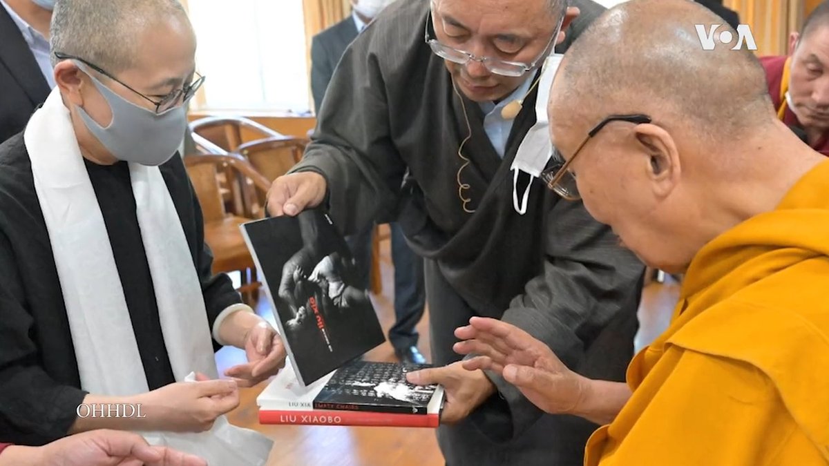 西藏精神领袖达赖喇嘛10日在印度达兰萨拉会见了诺贝尔和平奖获得者刘晓波的遗孀刘霞。刘霞送给达赖喇嘛刘晓波的诗集和她的个人摄影集。