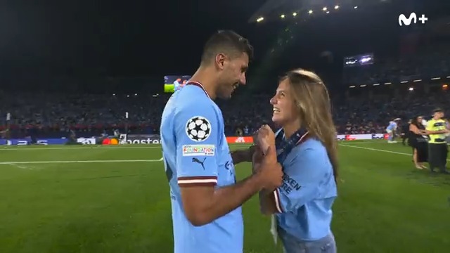 🏅 "No te queda mal, ¿eh? Esta es de oro, ¿eh?". ❤️ Rodri y su chica comparten la medalla. #UCLfinal #LaCasaDelFútbol